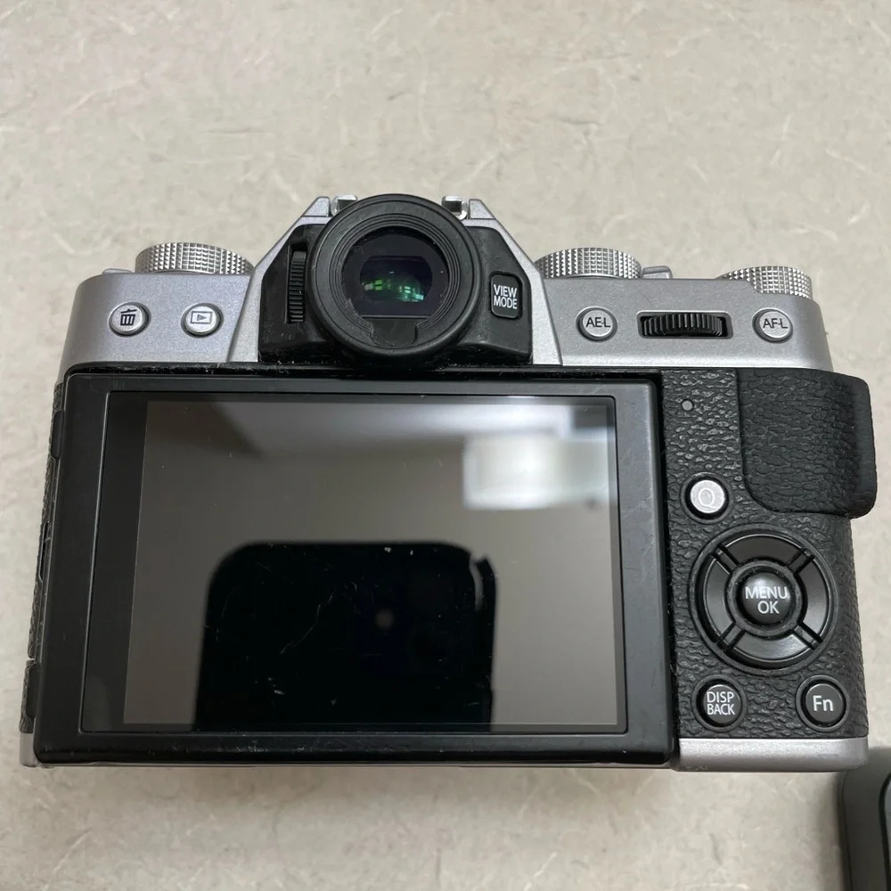 Fuji XT10 with 2 Straps, charger, 5x Batteries, 2 lenses!